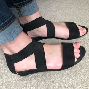 Strappy elastic wedges